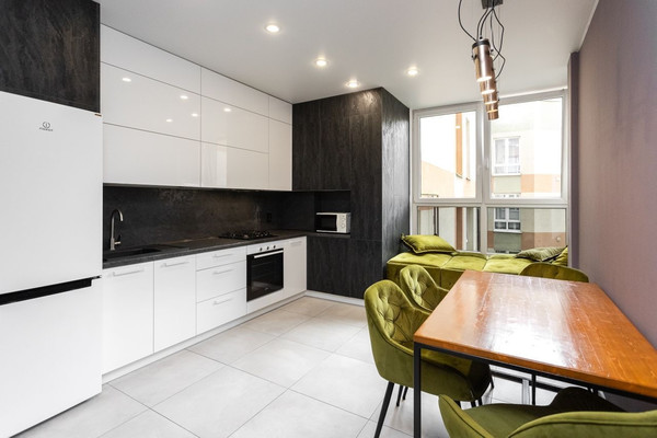 Продам двухкомнатную (2-комн.) квартиру, Победы пр-кт, 80, Калининград г