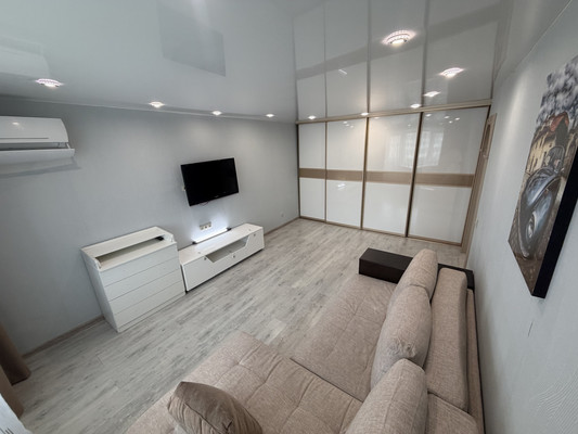 Продам двухкомнатную (2-комн.) квартиру, Первостроителей пр-кт, 19, Комсомольск-на-Амуре г