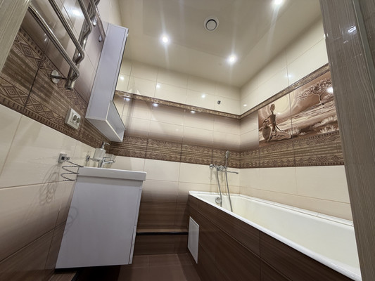 Продам двухкомнатную (2-комн.) квартиру, Первостроителей пр-кт, 19, Комсомольск-на-Амуре г