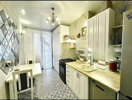 Продам двухкомнатную (2-комн.) квартиру, Рихарда Зорге ул, 1, Калининград г