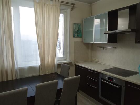 Продам двухкомнатную (2-комн.) квартиру, Литовский б-р, 15к1, Москва г