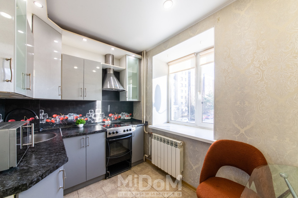 Продам однокомнатную (1-комн.) квартиру, Оборонная ул, 10, Мурино п