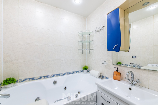 Продам однокомнатную (1-комн.) квартиру, Оборонная ул, 10, Мурино п