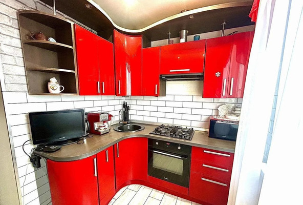 Продам трехкомнатную (3-комн.) квартиру, Л.Иванихиной ул, 1, Калининград г