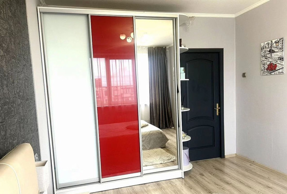 Продам трехкомнатную (3-комн.) квартиру, Л.Иванихиной ул, 1, Калининград г