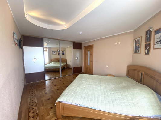 Продам трехкомнатную (3-комн.) квартиру, Парижской Коммуны ул, 44, Красноярск г