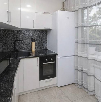 Продам трехкомнатную (3-комн.) квартиру, Комбинатская ул, 38, Тюмень г