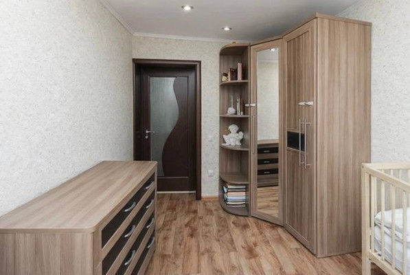 Продам трехкомнатную (3-комн.) квартиру, Комбинатская ул, 38, Тюмень г