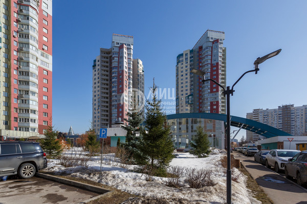 Продам трехкомнатную (3-комн.) квартиру, Коштоянца ул, 20к2, Москва г