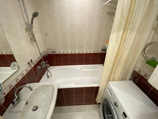 Продам трехкомнатную (3-комн.) квартиру, Жмайлова ул, 23, Ростов-на-Дону г