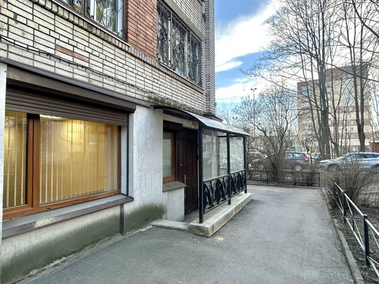 Продам торговое помещение 150 м2, 2-й Муринский пр-кт, 39, Санкт-Петербург г
