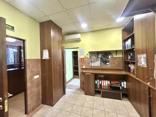 Продам торговое помещение 150 м2, 2-й Муринский пр-кт, 39, Санкт-Петербург г