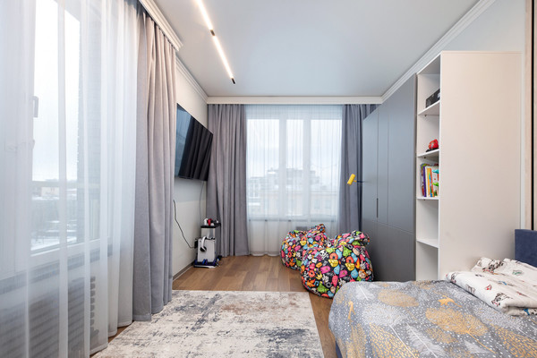 Продам трехкомнатную (3-комн.) квартиру, Малая Зеленина ул, 4, Санкт-Петербург г