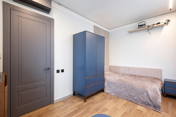 Продам трехкомнатную (3-комн.) квартиру, Малая Зеленина ул, 4, Санкт-Петербург г