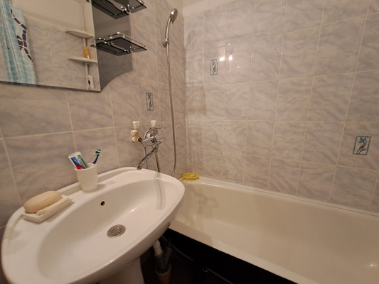 Продам двухкомнатную (2-комн.) квартиру, Маршала Кошевого ул, 30, Волгодонск г