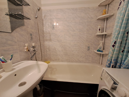 Продам двухкомнатную (2-комн.) квартиру, Маршала Кошевого ул, 30, Волгодонск г