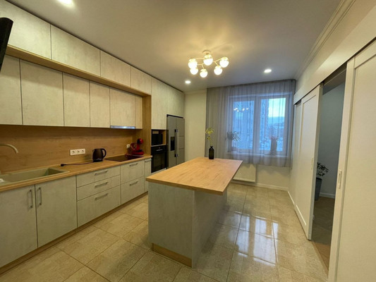 Продам трехкомнатную (3-комн.) квартиру, Комсомольская ул, 15, Уфа г