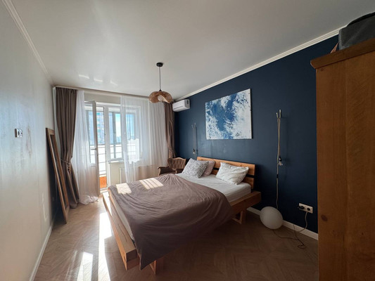 Продам трехкомнатную (3-комн.) квартиру, Комсомольская ул, 15, Уфа г