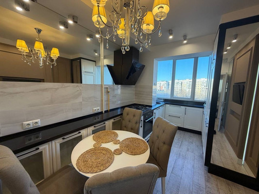 Продам трехкомнатную (3-комн.) квартиру, Победы пр-кт, 82, Симферополь г