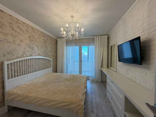 Продам трехкомнатную (3-комн.) квартиру, Победы пр-кт, 82, Симферополь г