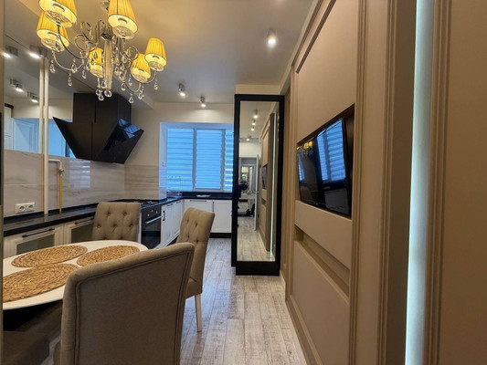 Продам трехкомнатную (3-комн.) квартиру, Победы пр-кт, 82, Симферополь г