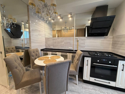 Продам трехкомнатную (3-комн.) квартиру, Победы пр-кт, 82, Симферополь г