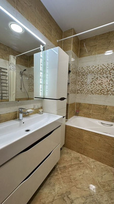 Продам двухкомнатную (2-комн.) квартиру, Победы пр-кт, 74А, Симферополь г