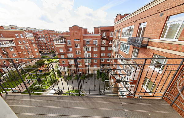 Продам трехкомнатную (3-комн.) квартиру, Композиторов ул, 10, Санкт-Петербург г