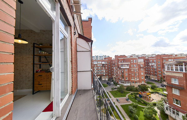 Продам трехкомнатную (3-комн.) квартиру, Композиторов ул, 10, Санкт-Петербург г