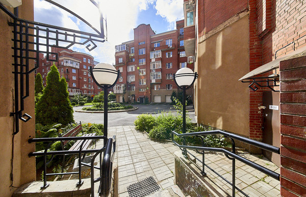 Продам трехкомнатную (3-комн.) квартиру, Композиторов ул, 10, Санкт-Петербург г