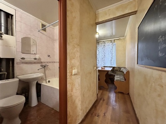 Продам двухкомнатную (2-комн.) квартиру, Кирова пр-кт, 82, Симферополь г