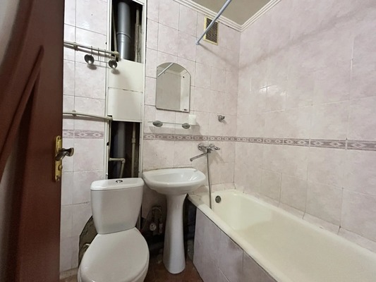 Продам двухкомнатную (2-комн.) квартиру, Кирова пр-кт, 82, Симферополь г