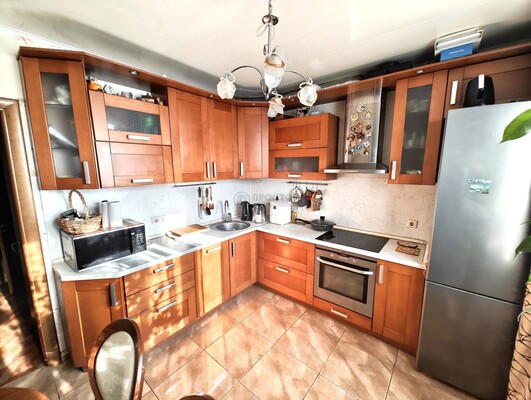 Продам трехкомнатную (3-комн.) квартиру, Азовская ул, 9к2, Москва г