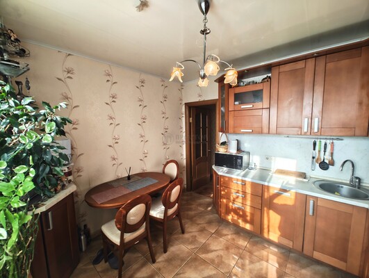 Продам трехкомнатную (3-комн.) квартиру, Азовская ул, 9к2, Москва г