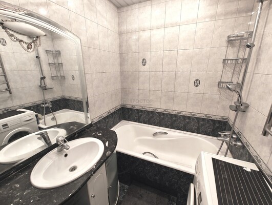 Продам трехкомнатную (3-комн.) квартиру, Азовская ул, 9к2, Москва г