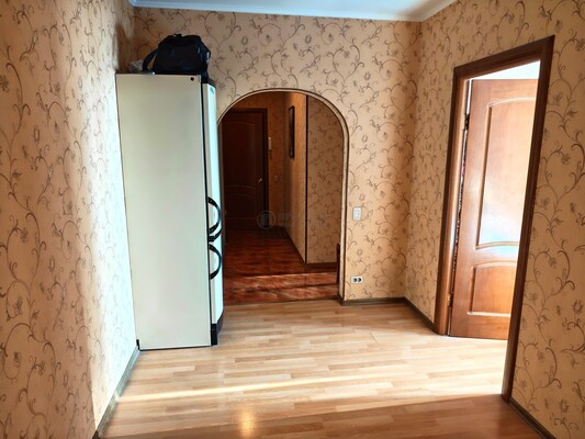 Продам трехкомнатную (3-комн.) квартиру, Азовская ул, 9к2, Москва г