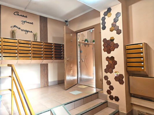 Продам трехкомнатную (3-комн.) квартиру, Азовская ул, 9к2, Москва г