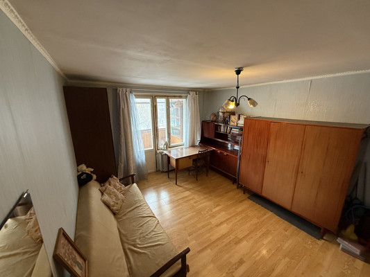 Продам однокомнатную (1-комн.) квартиру, Малахитовая ул, 10к2, Москва г