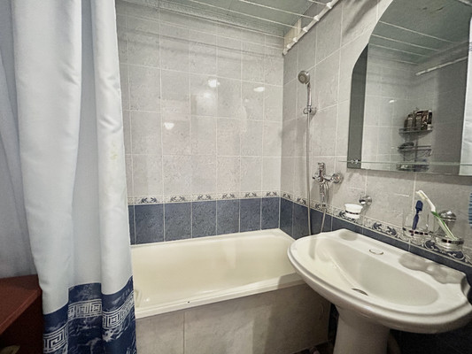 Продам двухкомнатную (2-комн.) квартиру, Ладожская ул, 133, Пенза г