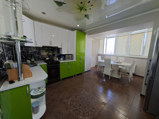 Продам трехкомнатную (3-комн.) квартиру, Ленинградская ул, 220, Тихорецк г