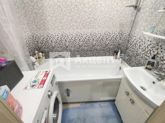 Продам двухкомнатную (2-комн.) квартиру, Александра Кувшинова ул, 1, Просторный мкр