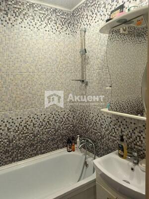 Продам двухкомнатную (2-комн.) квартиру, Александра Кувшинова ул, 1, Просторный мкр