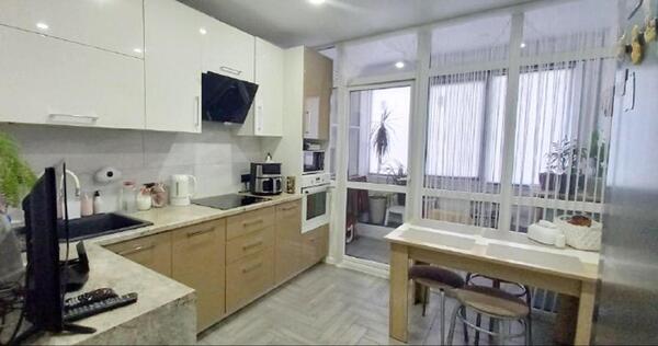 Продам трехкомнатную (3-комн.) квартиру, Героев пр-кт, 6, Просторный мкр