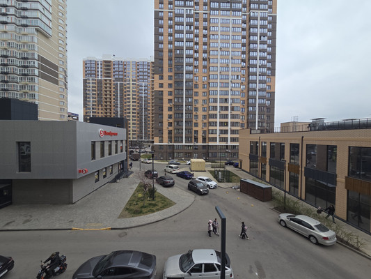 Продам трехкомнатную (3-комн.) квартиру, им. Героя Георгия Бочарникова ул, 4к1, Краснодар г