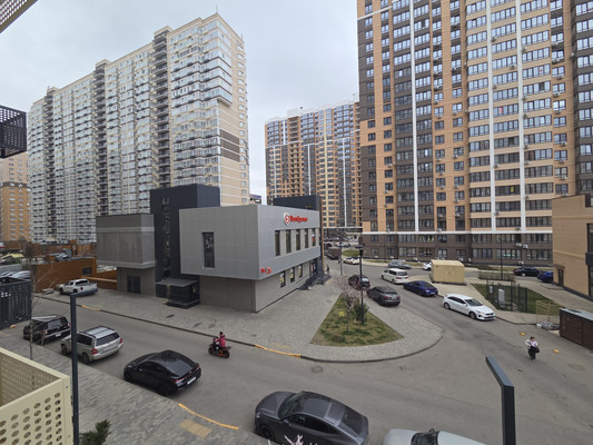 Продам трехкомнатную (3-комн.) квартиру, им. Героя Георгия Бочарникова ул, 4к1, Краснодар г