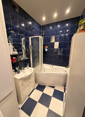 Продам трехкомнатную (3-комн.) квартиру, Ленина пр-кт, 23, Колпино г