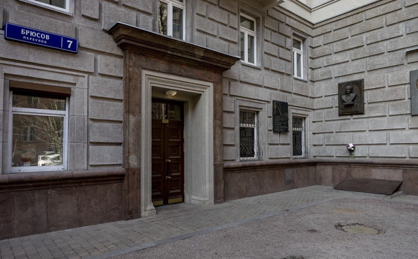 Сдам трехкомнатную (3-комн.) квартиру, Брюсов пер, 7, Москва г