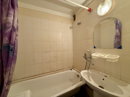 Продам трехкомнатную (3-комн.) квартиру, Спирина ул, 5к1, Красное Село г