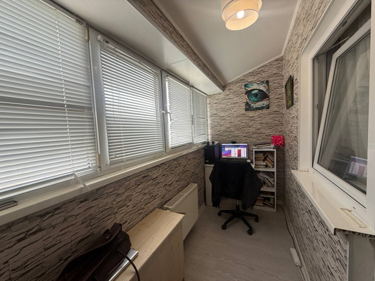 Продам двухкомнатную (2-комн.) квартиру, Камская ул, 27, Симферополь г