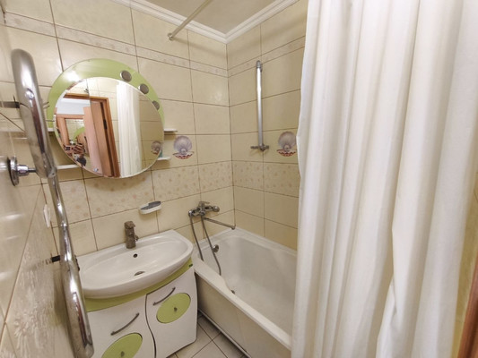 Продам двухкомнатную (2-комн.) квартиру, Парашютная ул, 74а, Красноярск г